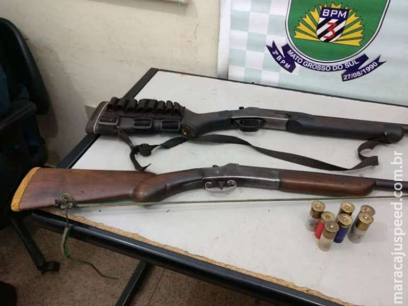 Homem é preso após exibir espingardas em bar Homem é preso após exibir espingardas em bar