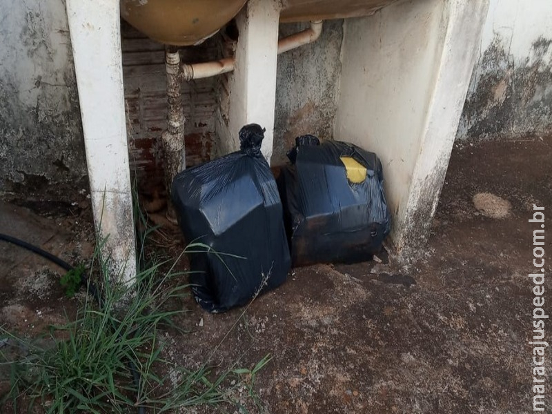 Homem encontra dois fardos de droga em terreno de órgão público