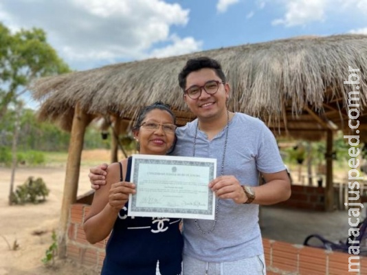 Índio terena volta à aldeia com diploma de doutor e dedica conquista à mãe.