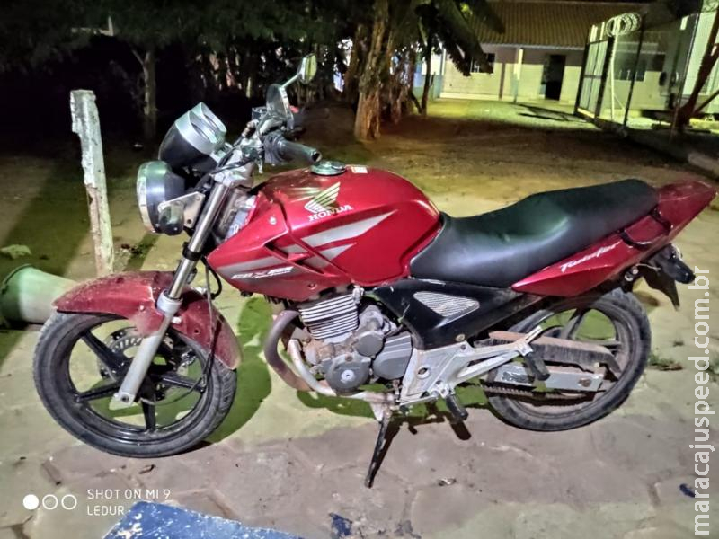 Jovem com várias passagens tenta fugir da PM, se esconde e acaba preso após tiros de bala de borracha
