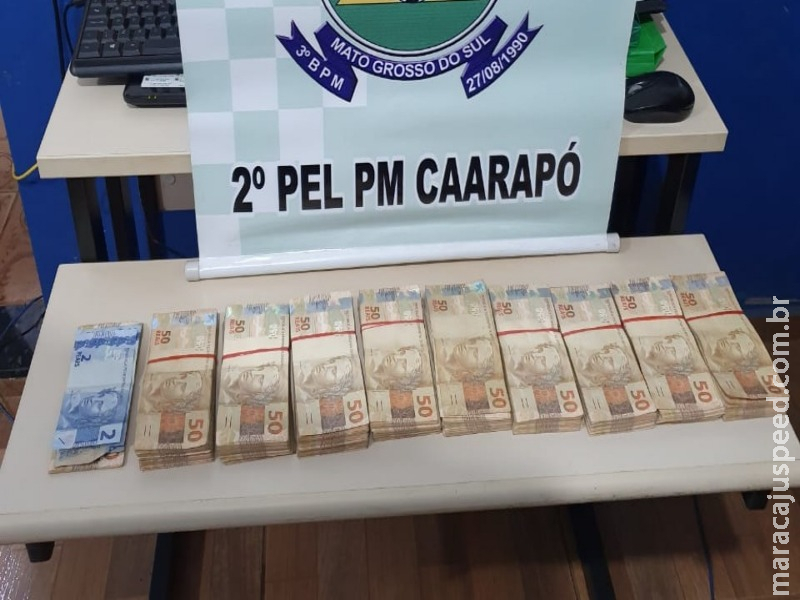 Jovens são flagrados com mais de R$ 45 mil escondido em carro Jovens são flagrados com mais de R$ 45 mil escondido em carro