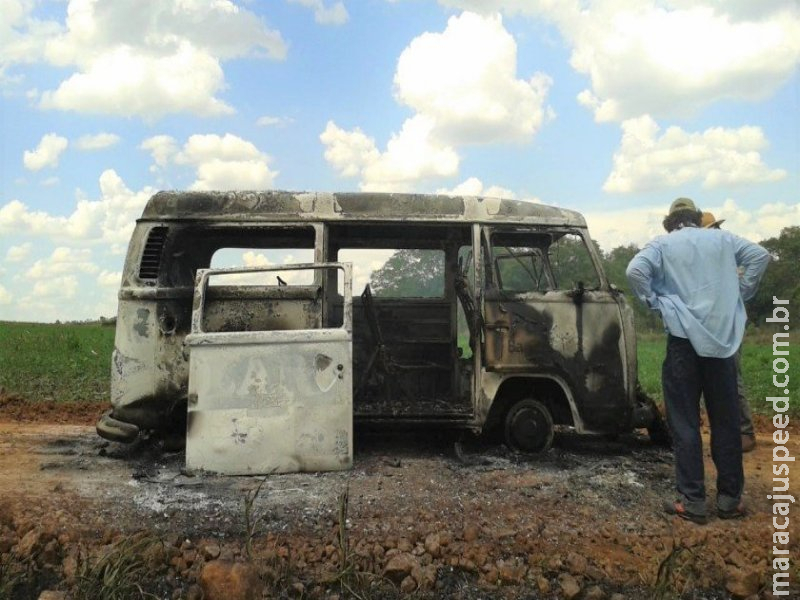Kombi pega fogo quando transportava 11 crianças para escola Kombi pega fogo quando transportava 11 crianças para escola