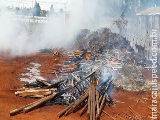 Marcenaria pega fogo e bombeiros utilizam mais de 40 mil litros de água no combate às chamas em MS