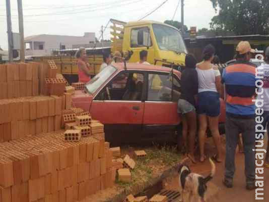 Menina de 11 anos é atropelada por motorista bêbado e para embaixo de caminhão 
