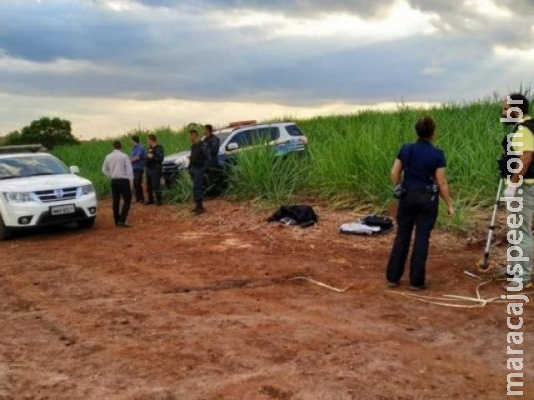 Morto com 8 facadas, taxista teve mãos e pés amarrados e foi queimado Morto com 8 facadas, taxista teve mãos e pés amarrados e foi queimado