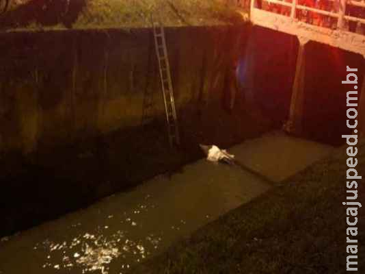 Motociclista é atingido por camionete e morre após ser arremessado em córrego