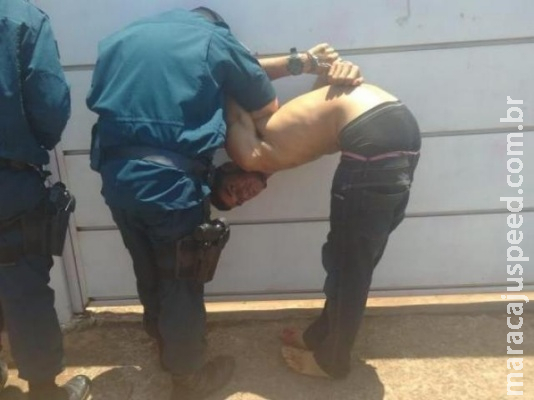 Motorista desconfia, para em posto e fujão é preso no quintal de casa