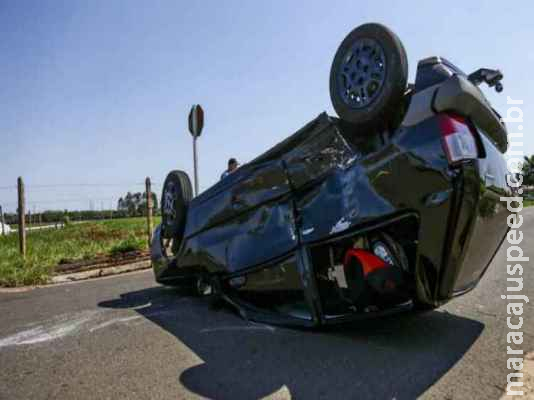 Motorista fica ferida após capotar carro na Vila Sobrinho em Campo Grande