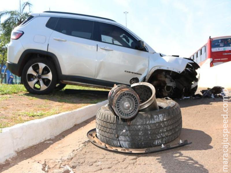 Motorista perde controle e bate Jeep em mureta do Terminal Morenão