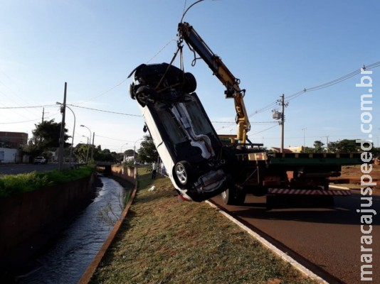 Motorista perde controle em avenida e carro cai de altura de 5 metros em MS; ele e passageiro saem ilesos