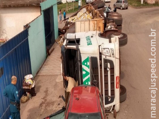 Motorista tomba caminhão carregado com cerveja