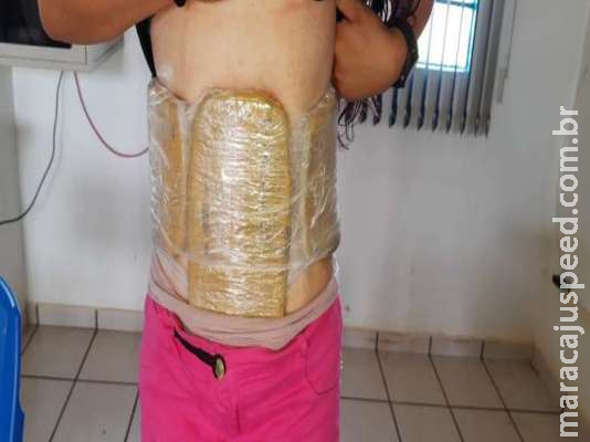 Mulher é presa com droga amarrada ao corpo Mulher é presa com droga amarrada ao corpo