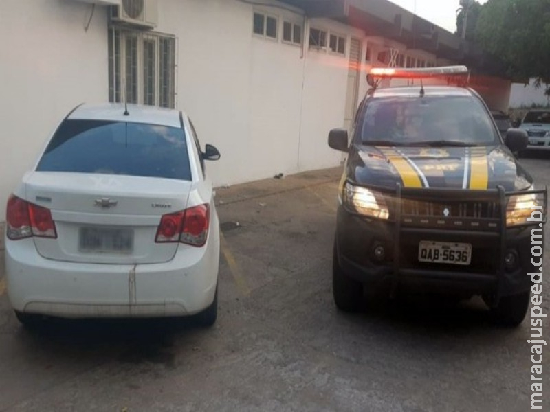 Mulher passa a noite refém de bandidos em MS e dois suspeitos são presos com carro roubado dela Mulher passa a noite refém de bandidos em MS e dois suspeitos são presos com carro roubado dela
