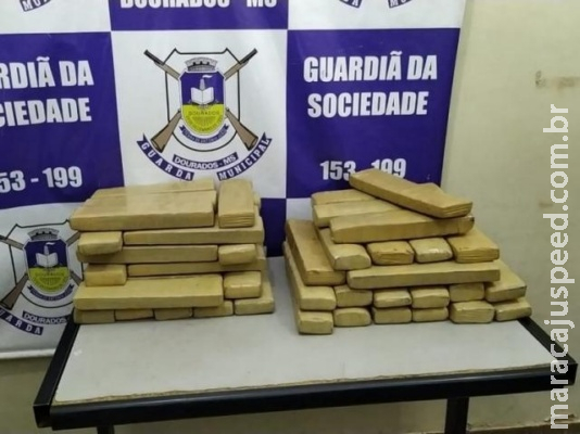 Mulher tenta despistar, mas acaba presa com 40 quilos de maconha em ônibus