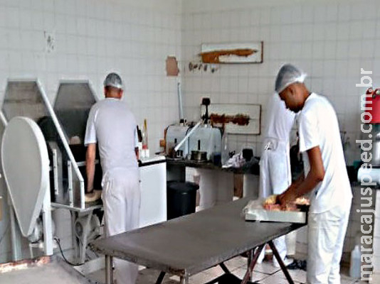 Pães produzidos por detentos alimentam crianças de abrigo