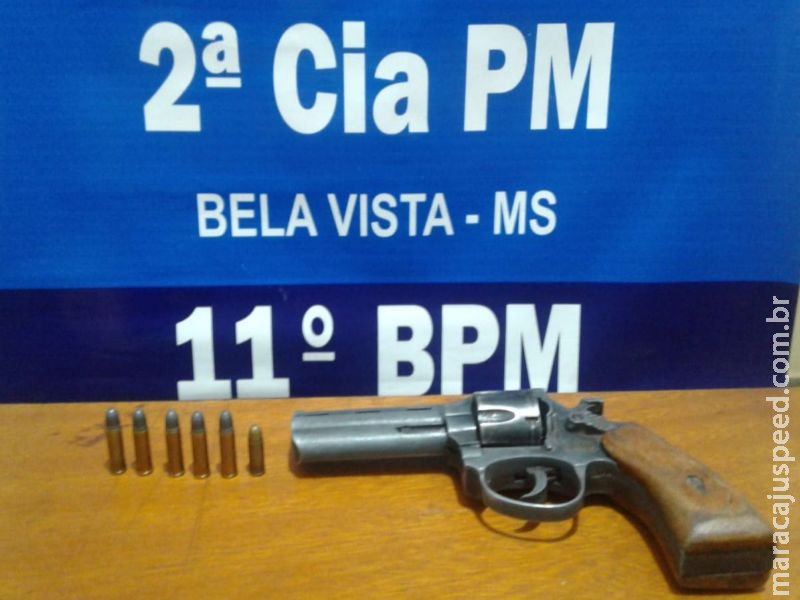 Polícia encontra arma de fogo embaixo do carpete do carro e senhor de 53 anos é preso