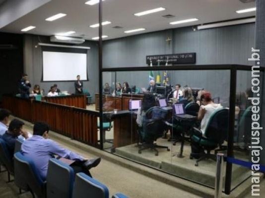 Por segurança, jurados ficarão isolados em "caixa de vidro"