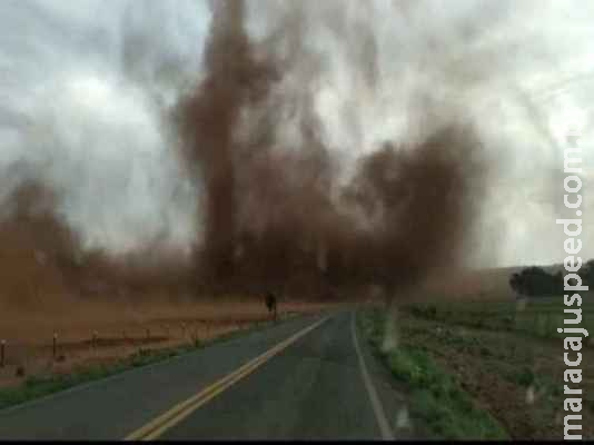 Redemoinho impressiona condutores e chega a derrubar até reboque em estrada