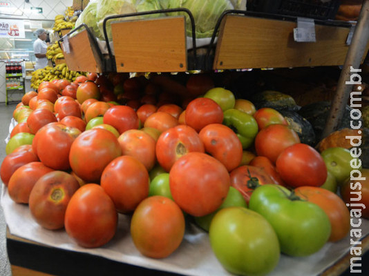 Tomate e banana puxam alta da cesta básica na Capital