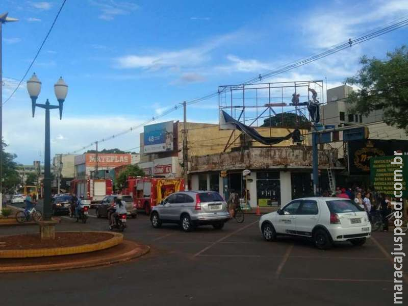 Trabalhador fica enroscado em outdoor no centro após sofrer lesão