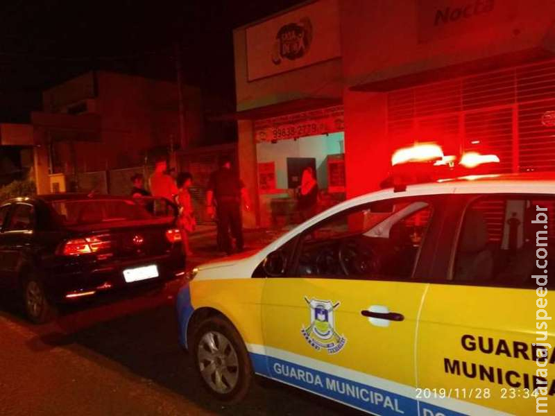 Trio é preso após estourar porta de vidro e furtar loja no Centro Trio é preso após estourar porta de vidro e furtar loja no Centro