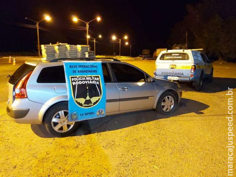 Trio é preso após furar barreira policial e jogar droga de veículo