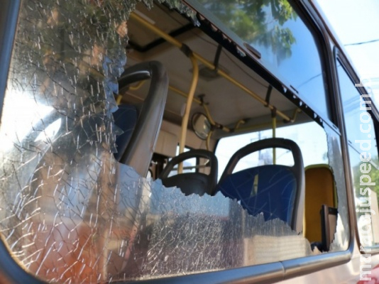Vândalos arremessam cadeado e quebram vidro de janela de ônibus