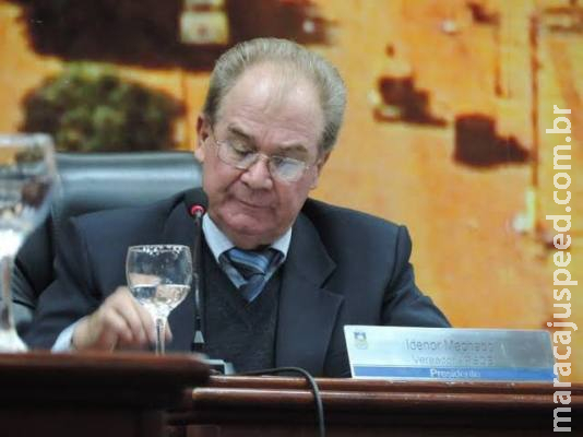 Vereador apresenta atestado médico para justificar falta à sessão Vereador apresenta atestado médico para justificar falta à sessão