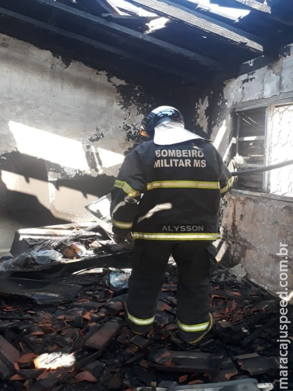 Vizinhos conseguem apagar incêndio em residência de MS, mas fogo destrói telhado e móveis Vizinhos conseguem apagar incêndio em residência de MS, mas fogo destrói telhado e móveis