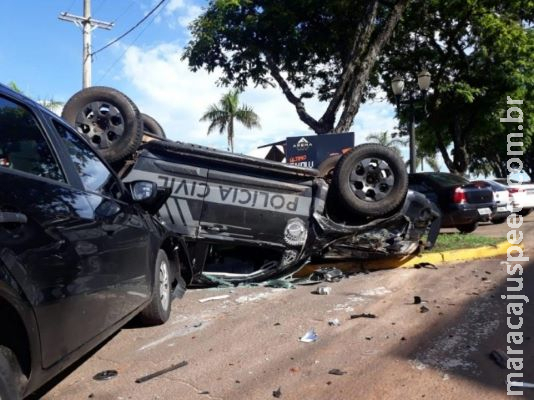 A caminho de ocorrência, viatura da Polícia Civil capota após colisão