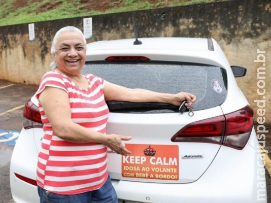 Adesivo inusitado no carro de avó responde motorista que insiste em buzinar