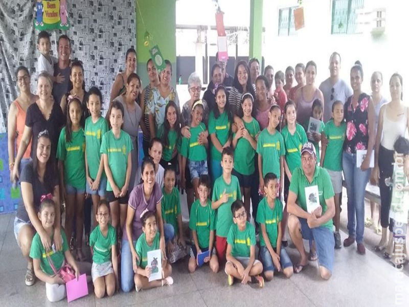 Alunos escrevem seus livros e realizam tarde de autógrafos