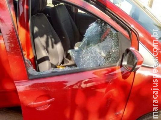Bêbado, jovem é preso após quebrar próprio carro e agredir policial em rodovia Bêbado, jovem é preso após quebrar próprio carro e agredir policial em rodovia