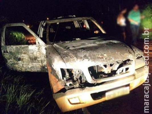 Caminhonete roubada após sequestro é encontrada incendiada em estrada