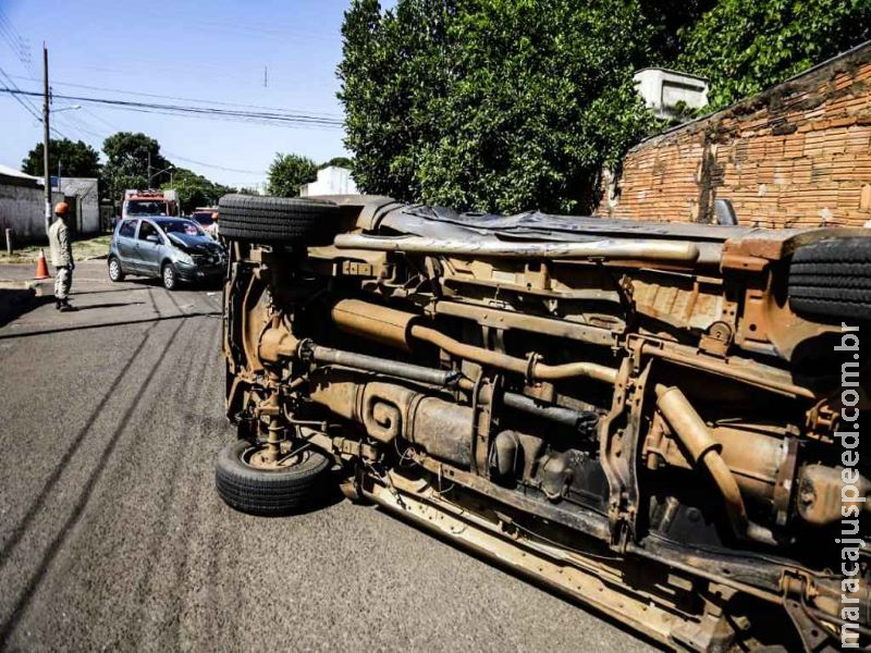 Camionete tomba ao ser atingida por carro em cruzamento sem sinalização