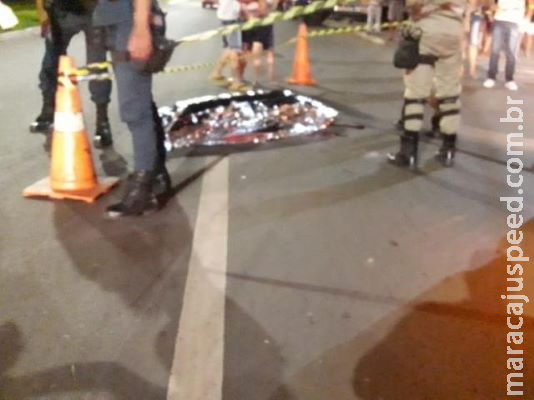 Carro bate em moto com 3 ocupantes, mata condutor e foge Carro bate em moto com 3 ocupantes, mata condutor e foge