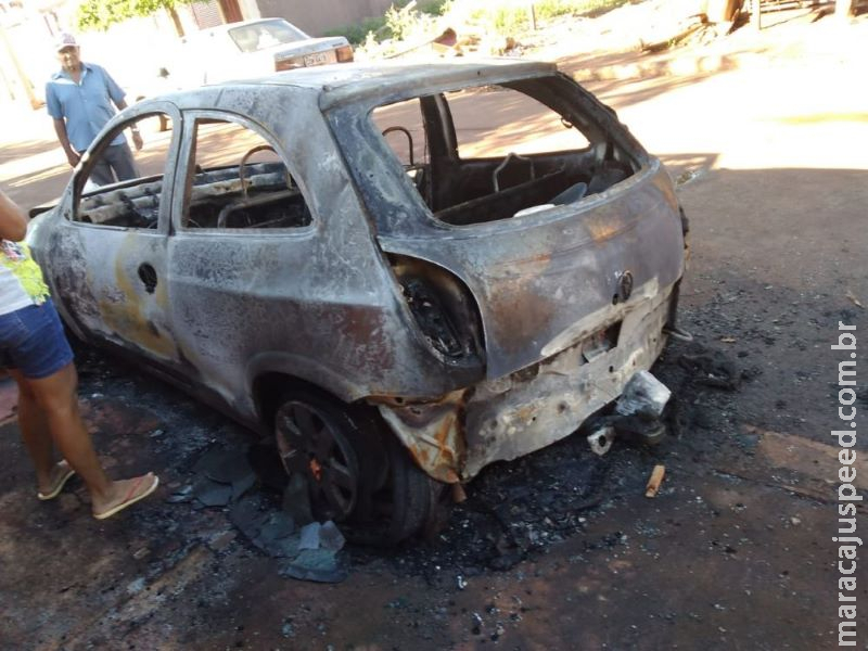 Carro é destruído por incêndio em Itaporã 
