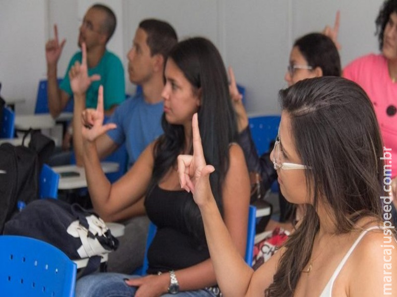 CCJ recomenda ao governo estudar a oferta de Libras na educação básica CCJ recomenda ao governo estudar a oferta de Libras na educação básica