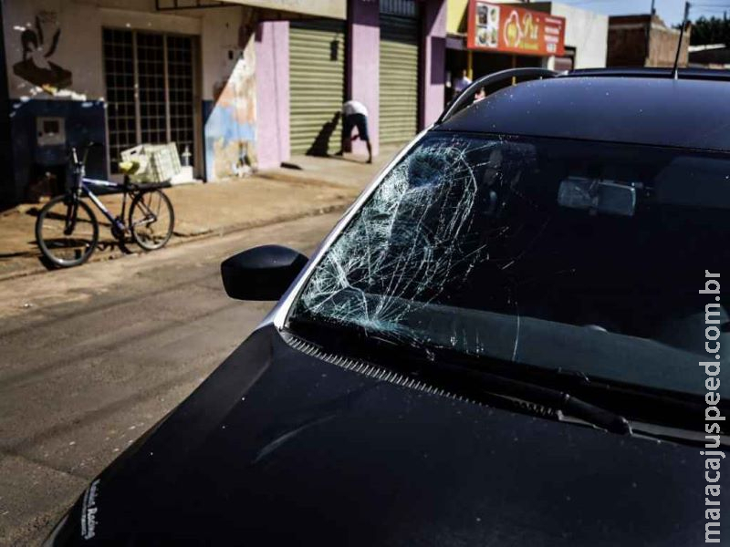Ciclista é atropelado ao sair de bar e sofre corte grave na cabeça Ciclista é atropelado ao sair de bar e sofre corte grave na cabeça