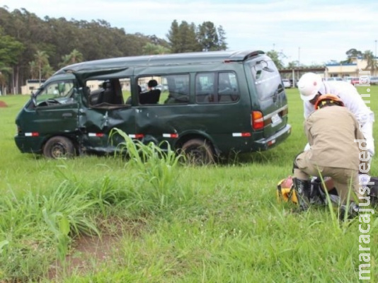 Colisão entre van e carreta deixa três pessoas feridas na MS-276