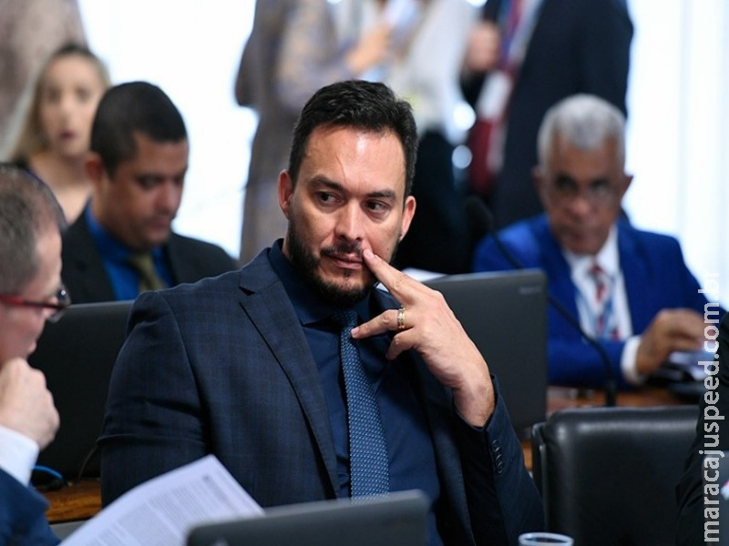 Comissão aprova isenção de taxa para estudantes carentes tirarem passaporte Comissão aprova isenção de taxa para estudantes carentes tirarem passaporte