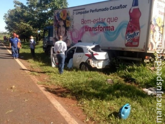 Douradense morre a caminho da fronteira após colidir veículo em caminhão