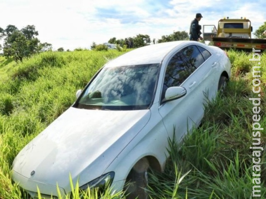 Dupla faz família refém e abandonam Mercedes roubadas durante fuga