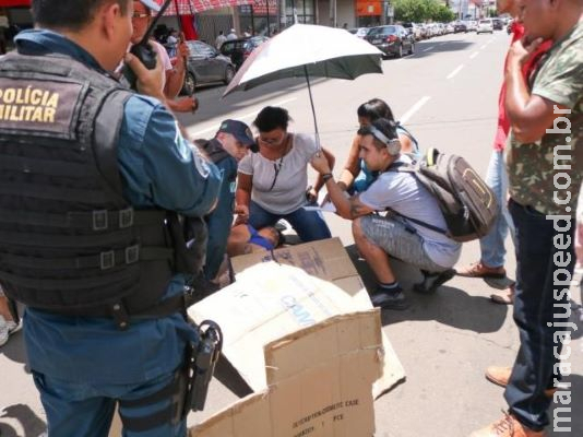 Em fuga da PM, ladrão de moto atropela idosa na faixa de pedestres Em fuga da PM, ladrão de moto atropela idosa na faixa de pedestres