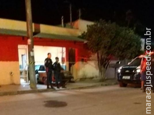 Esfaqueado, motorista foge, invade casa com veículo e morre na garagem Esfaqueado, motorista foge, invade casa com veículo e morre na garagem
