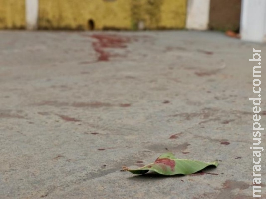 Feridos a facadas e pauladas, homem e travesti pedem socorro em quartel
