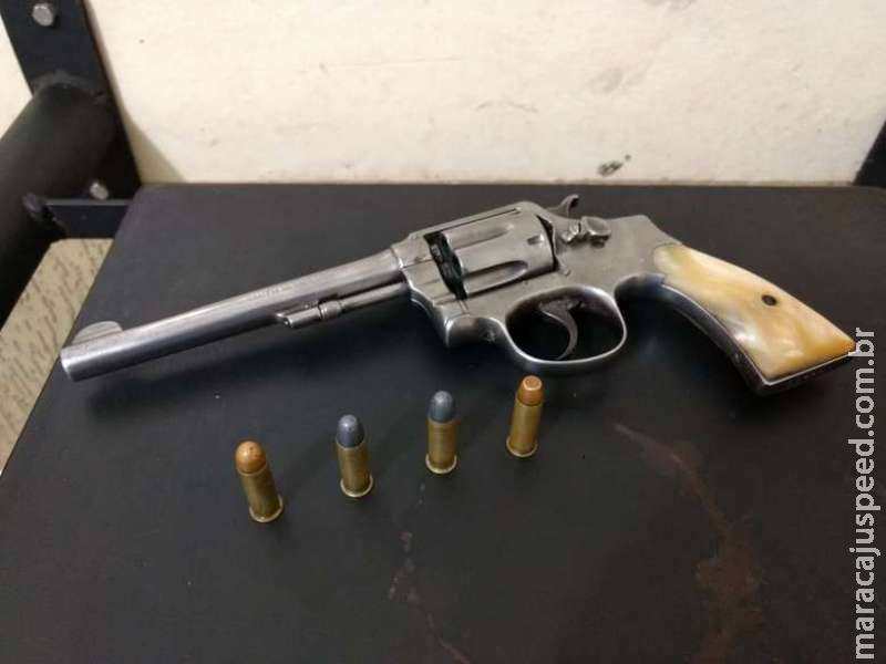 Flagrado com ‘arma do amigo’ é preso e ninguém paga fiança de R$ 2 mil Flagrado com ‘arma do amigo’ é preso e ninguém paga fiança de R$ 2 mil