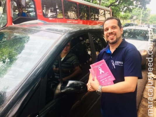 Homens e mulheres fazem panfletagem pelo fim de violência de gênero