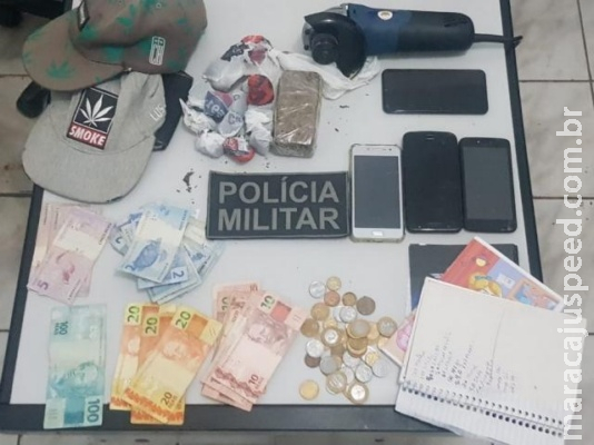 Irmãos que comandavam "boca de fumo" são presos com droga, celulares e dinheiro Irmãos que comandavam "boca de fumo" são presos com droga, celulares e dinheiro