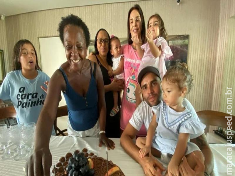 Ivete Sangalo faz festinha para babá e agradece: “Obrigada pela sua força”